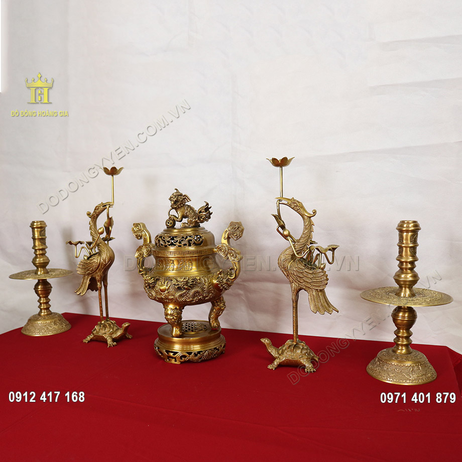Đ&ocirc;i ch&acirc;n nến thường d&ugrave;ng để thắp s&aacute;ng, gi&uacute;p tạo l&ecirc;n kh&ocirc;ng kh&iacute; lung linh, huyền ảo cho kh&ocirc;ng gian thờ c&uacute;ng